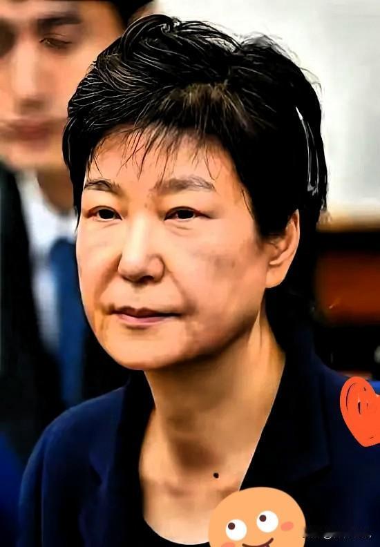 韩国这总统当的，真是比拍电影还惊悚。这边尹锡悦刚判个无期，彻底凉凉。那边