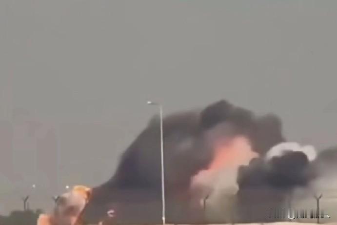 三十三年磨一剑的印度把这支剑在迪拜航展上露脸时，居然折了。印度的光辉战机研发始