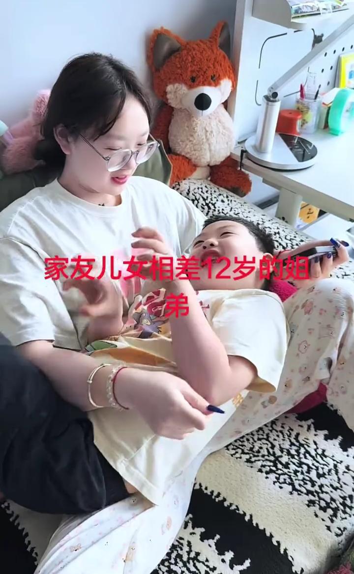 家友儿女相差12岁的姐姐。