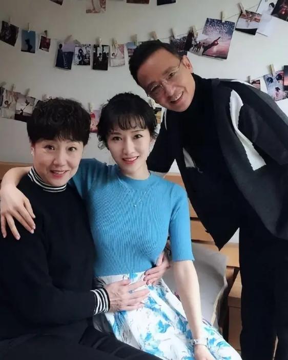 老戏骨侯长荣一家！差点把他女儿认成女演员李念侯长荣和他老婆是87版《红楼梦》结
