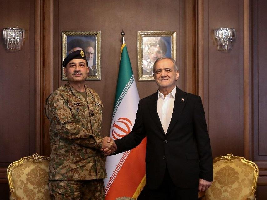 伊朗总统摊牌了2026年4月17日，伊朗总统佩泽希齐扬在会见巴基斯坦陆军参谋长
