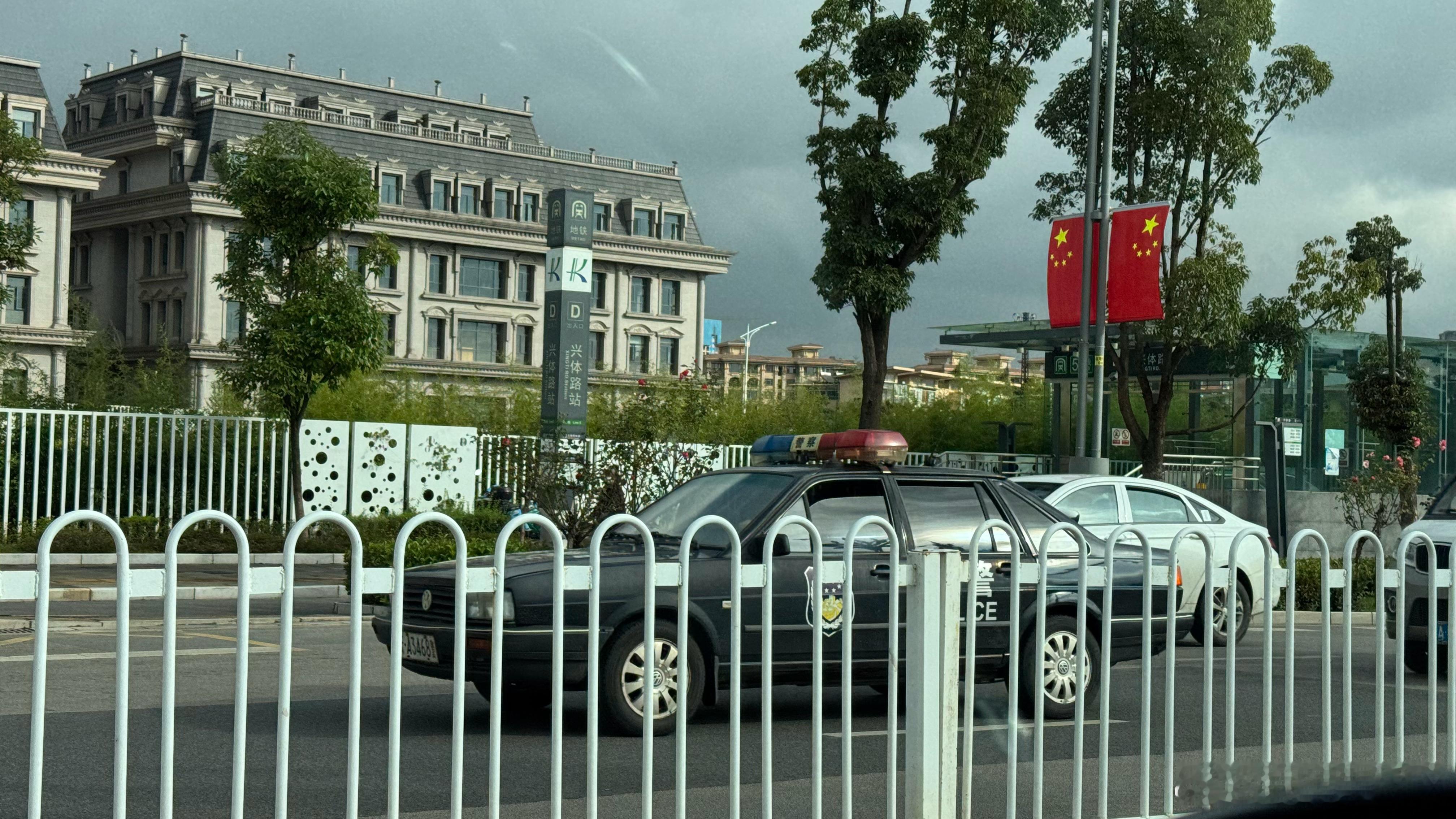 在昆明，竟然能遇到穿越时空的警车！​​​