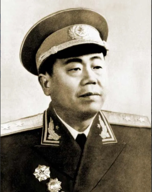 1950年，飞行员伙食标准太高，有个干部有意见，华东空军司令员聂凤智知道后，笑道