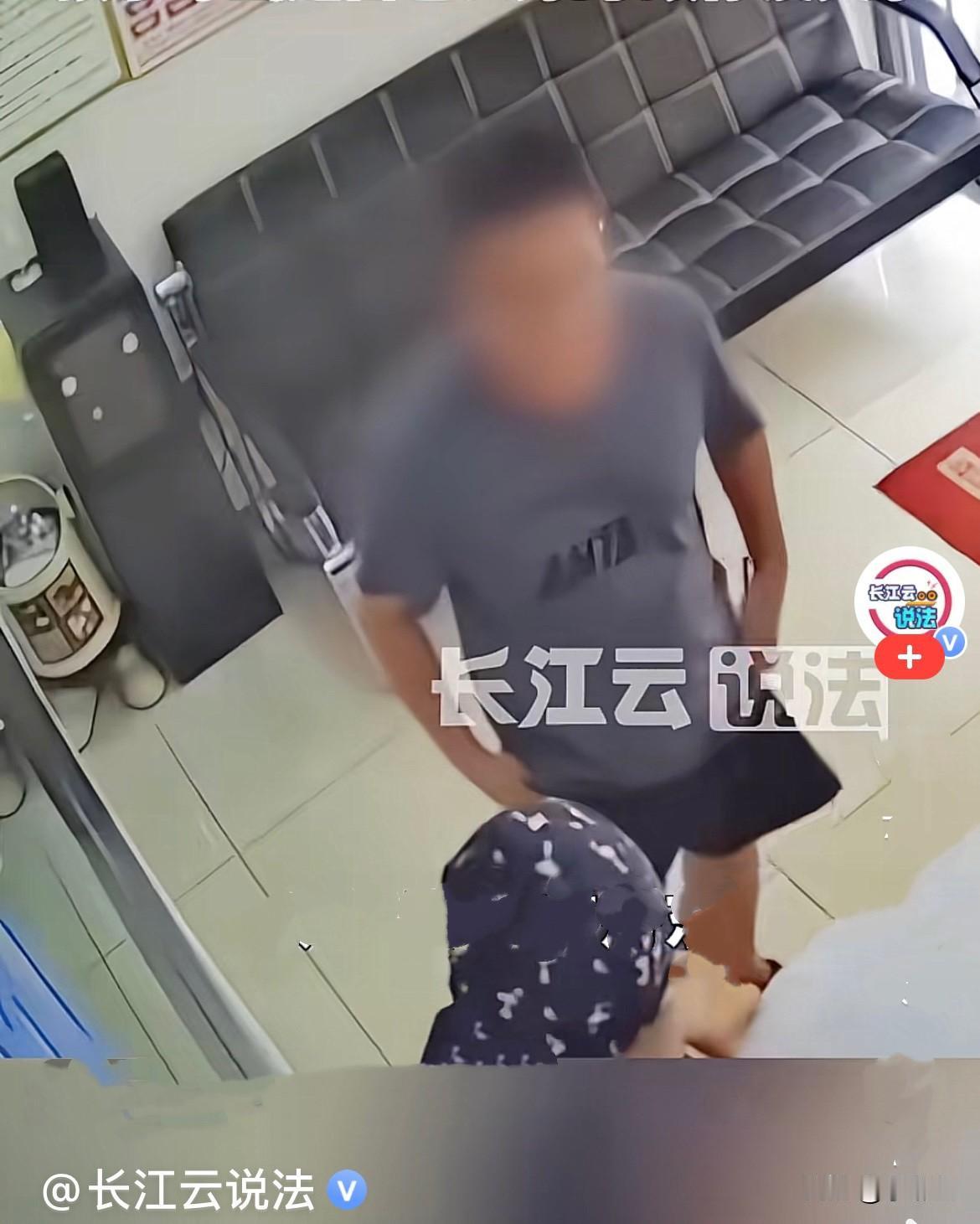 近日，辽宁丹东一位7岁小朋友玩耍时意外摔伤，门牙松动、满嘴是血，情况看着特别吓人
