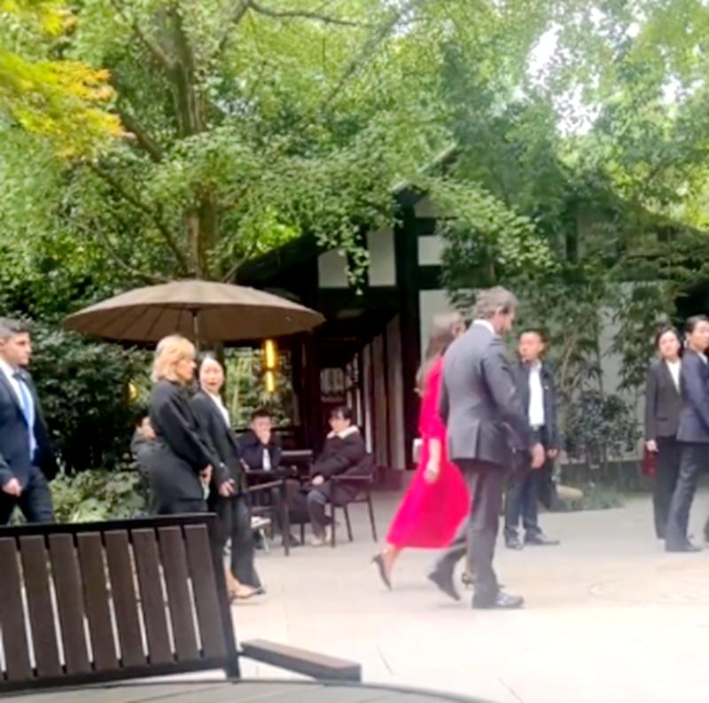 11月11日！莱蒂齐亚王后在成都望江楼公园出镜！画面中，西班牙莱蒂齐亚王后穿的