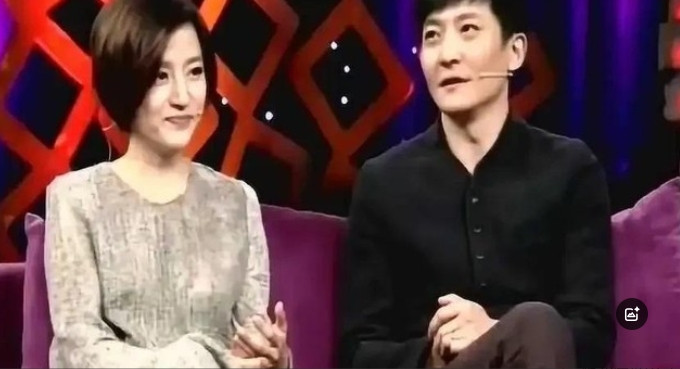 节目中，主持人问郭京飞家里谁管钱，郭京飞一脸坏笑道：“我们的钱都在陆毅老婆那里！