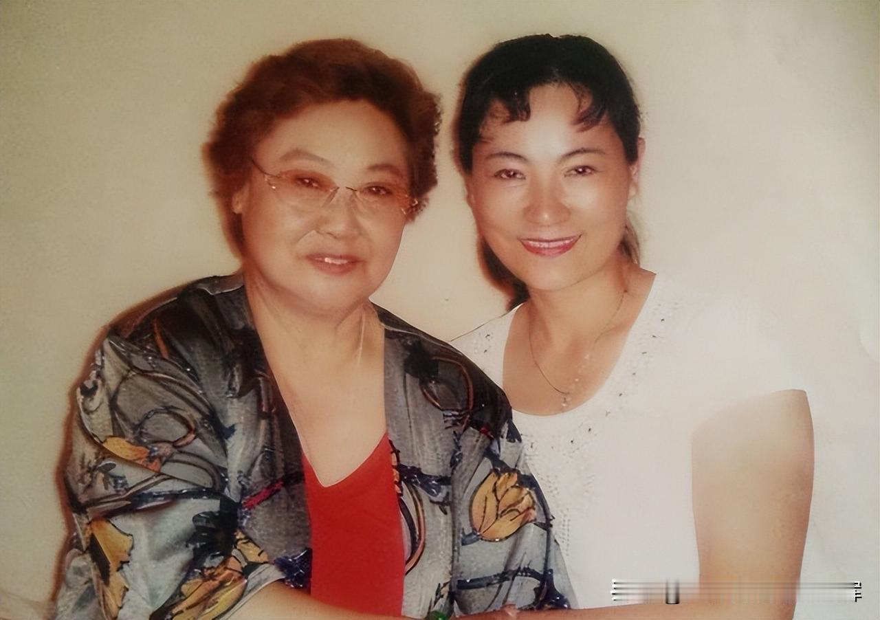 照片中的郭兰英侄女郭世珍，和姑姑一样容貌出众，眉清目秀、五官端庄秀气。她不但人