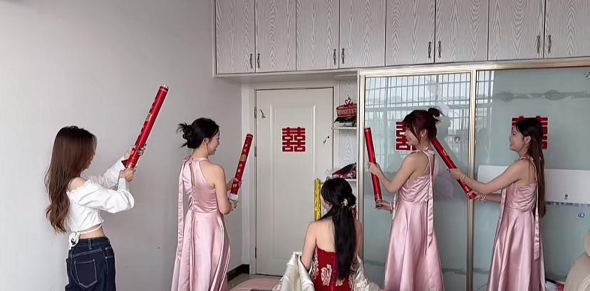 这几个伴娘是我见过三观最正的姑娘，新郎撒了红包，没一个人急着去抢。