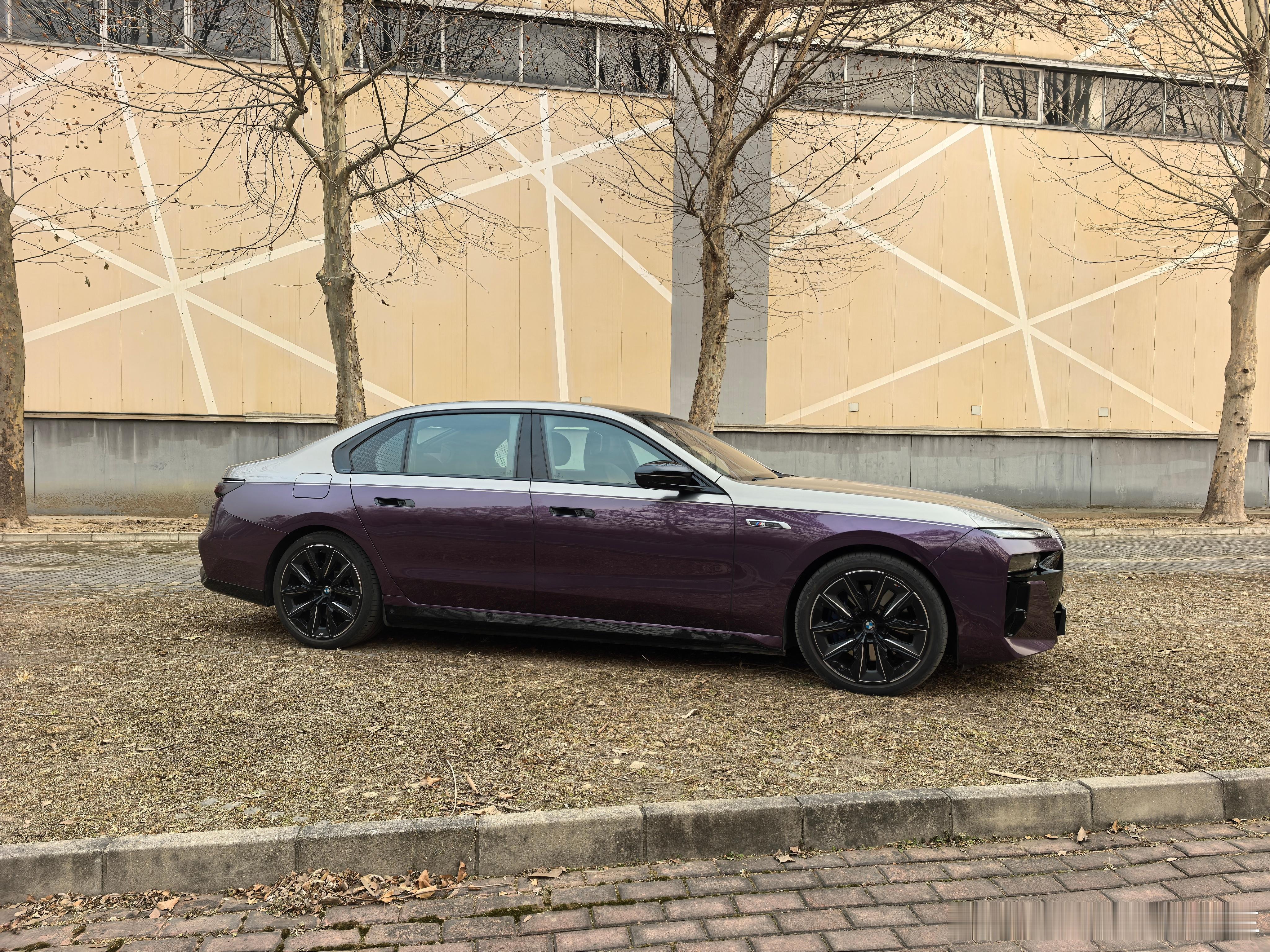 从前面、侧面、尾部以及车漆配色看，宝马M760都像小劳斯莱斯，气场很足。哪怕不懂