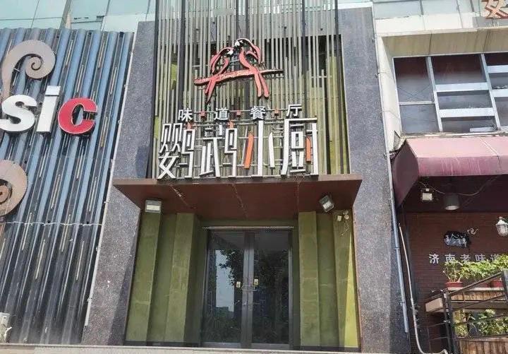 谁能想到，下馆子还能遇到“狗爷”先吃？一段视频把北京一家涮肉店送上热搜：一只宠物