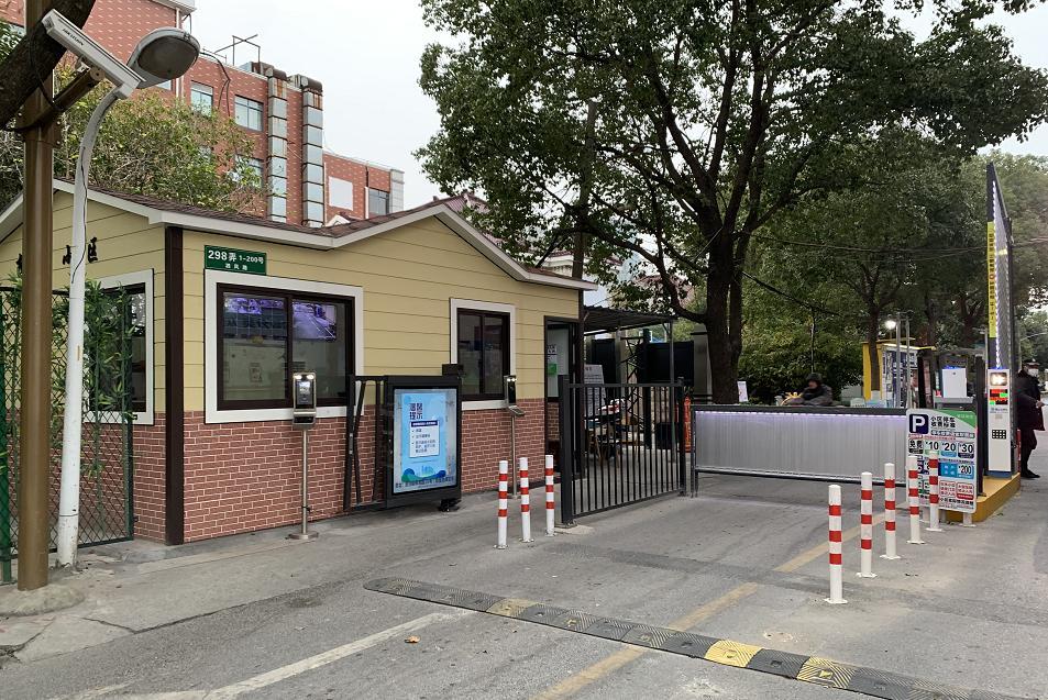 门卫今天晕倒了，被大家及时就医，原来是脑梗了，本来就已经三高，他竟然还抽烟喝酒，