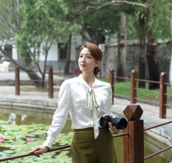 央视女主持人，她才是真正意义上的央视一姐，随便拍，随便美。感觉离开了央视之后，她