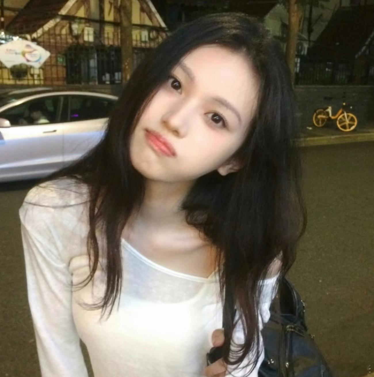 找到了小说中的倔强小白花，沈羽洁给我的就是这种感觉