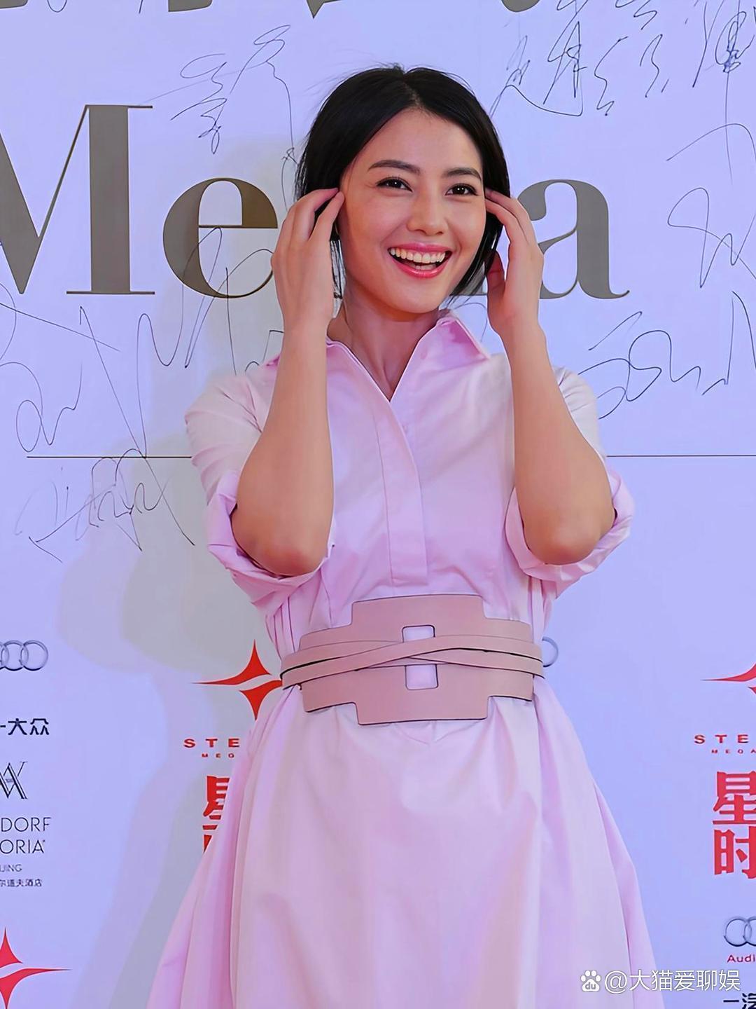 时光回溯，让我们一同欣赏高圆圆早期的生图写真。镜头下的她，美态自然纯粹，每一帧都