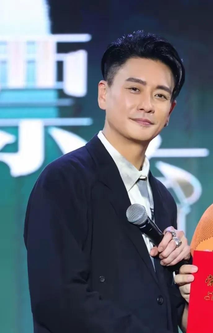 主持人问黄宗泽:“你都44岁了，为什么还不结婚？”黄宗泽说:“我都没有女朋友，怎