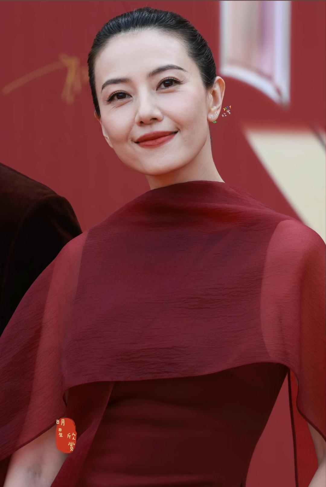 这就是46岁的魅力，高圆圆在穿衣这方面，总是让人觉得舒服和优雅，46岁