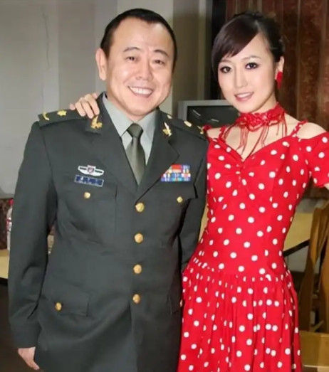 2012年，总裁石磊身家10亿，为追求潘长江的女儿潘阳，送了她一辆3000万的法