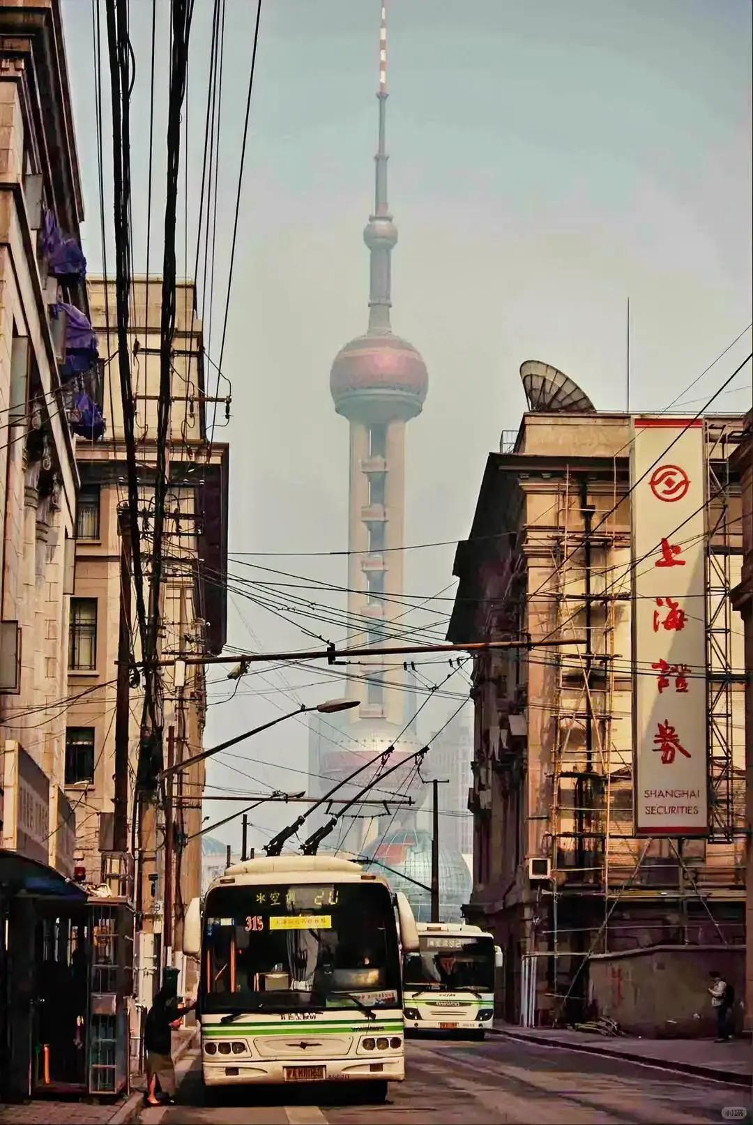 2009年的上海，满大街跑着桑塔纳、捷达。很多地方都有摆摊的商贩，人山人海，车