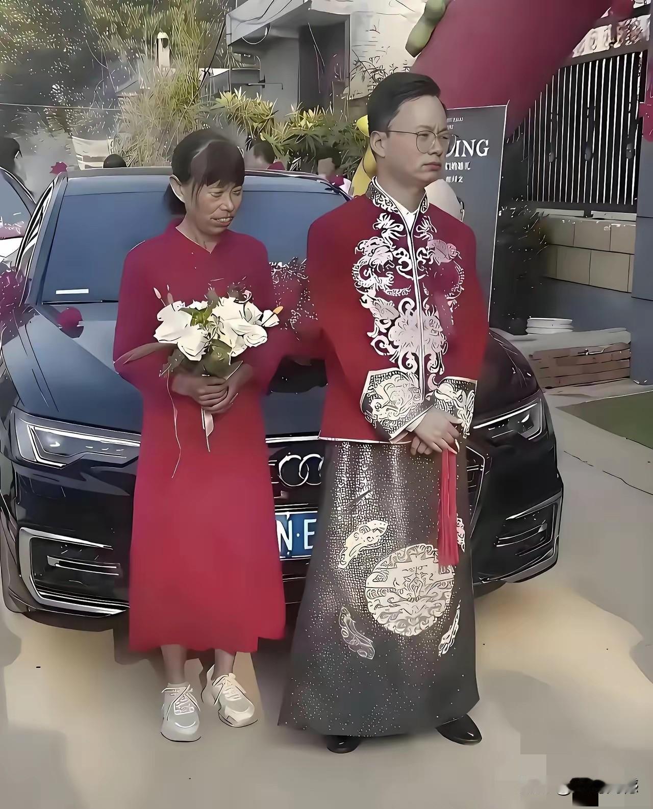 这对新人穿的衣服非常漂亮，非常喜欢这样的传统服饰，结婚的时候穿上这样的衣服，显得