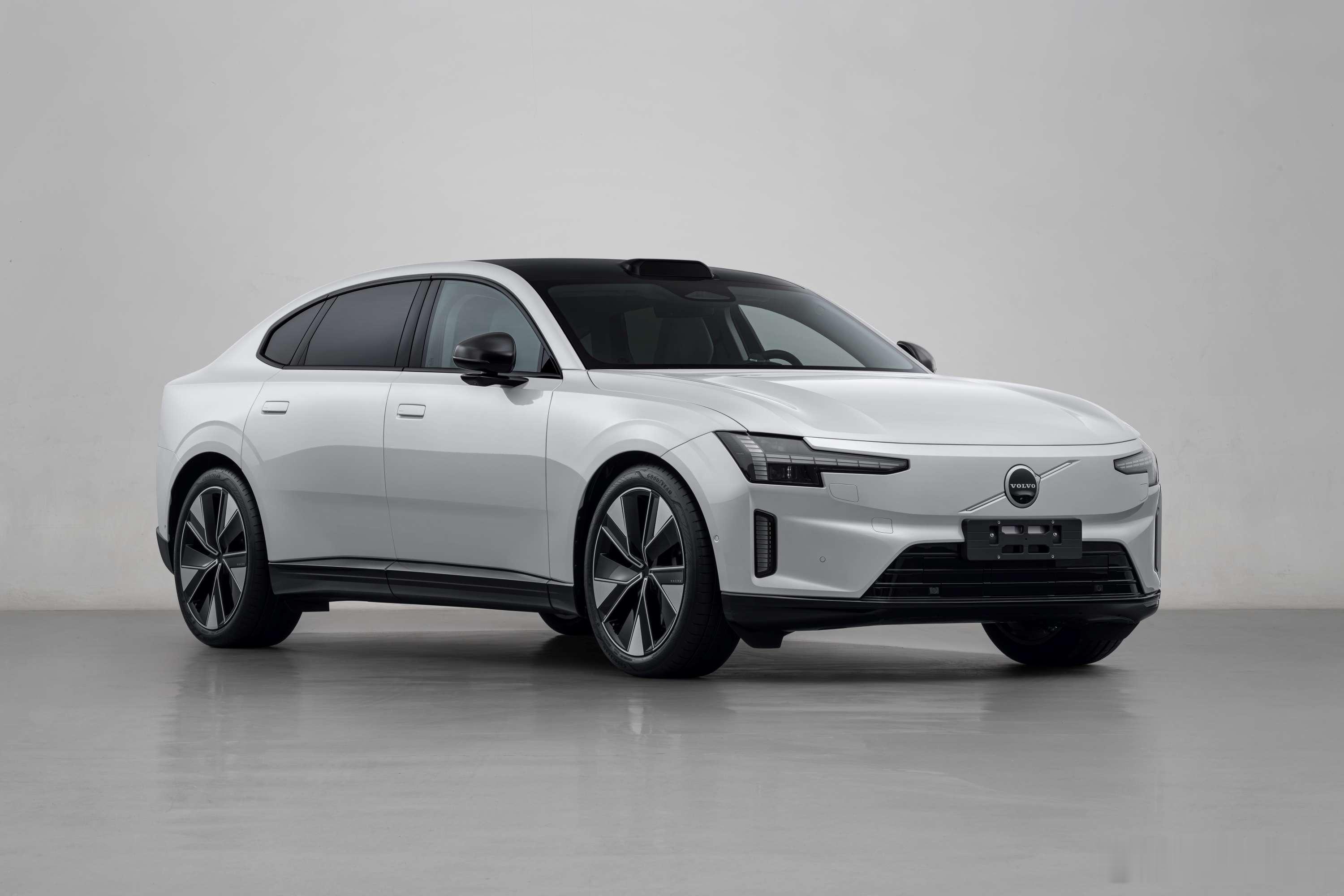 早上看群里才发现，沃尔沃昨天同时发了沃尔沃ES90和EX90两款纯电车型传统豪华