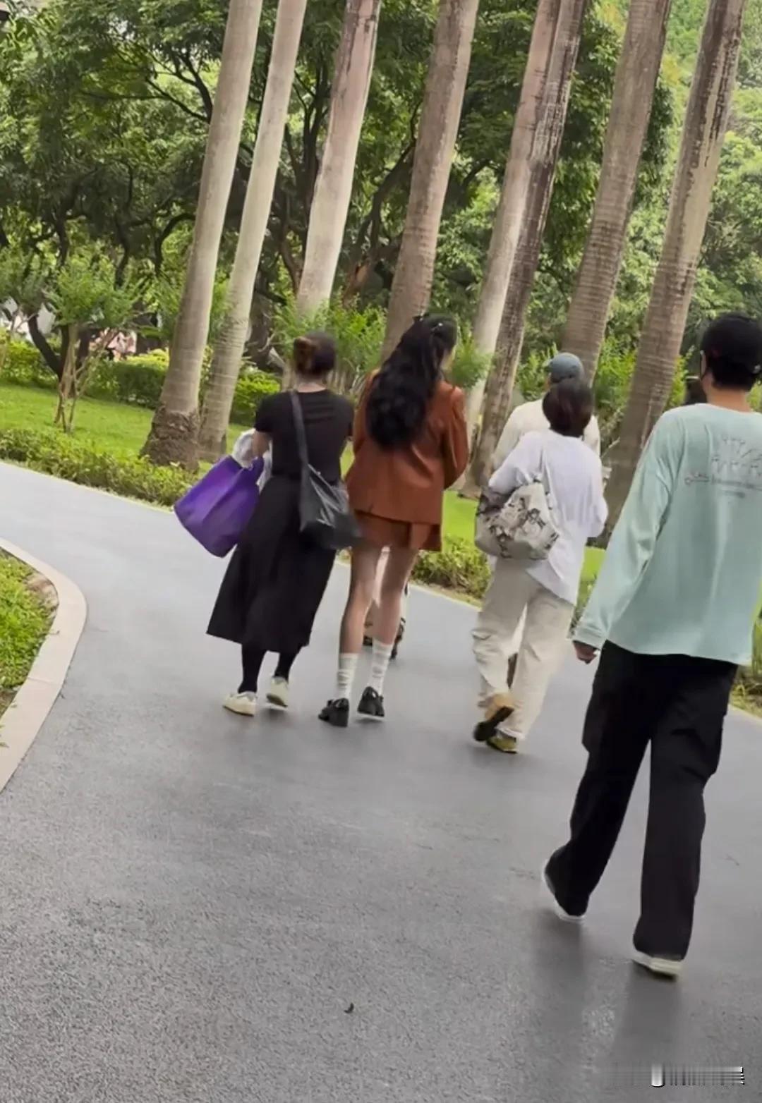 关晓彤现身深圳的一公园，现实中她这双腿可真漂亮，“腿精”具象化了！她在深圳被人