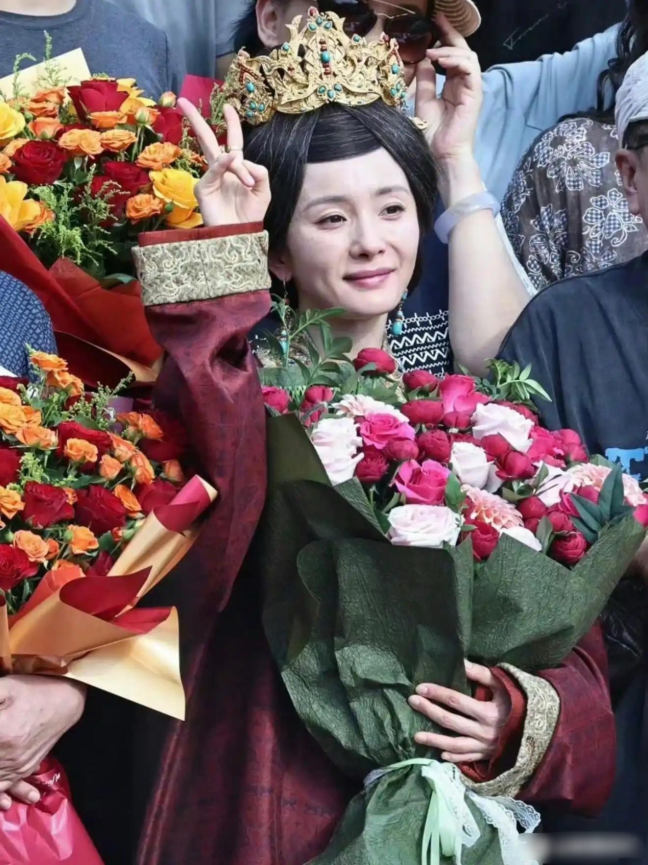杨幂《江山大同》杀青照流出，这老年妆画的真好，既能看出是本人，又能看出老态。