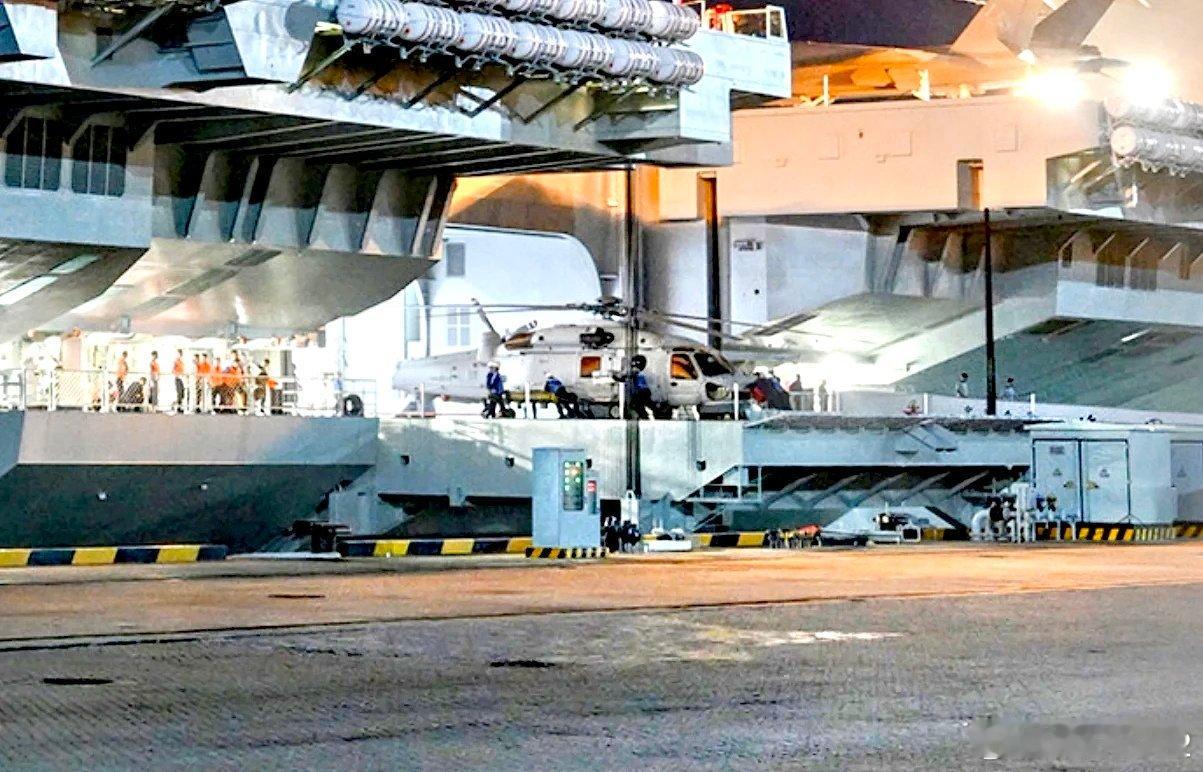 福建舰夜训★反潜直升机福建舰官兵为了战斗力生成加班加点夜训。Z20F反潜机图1图