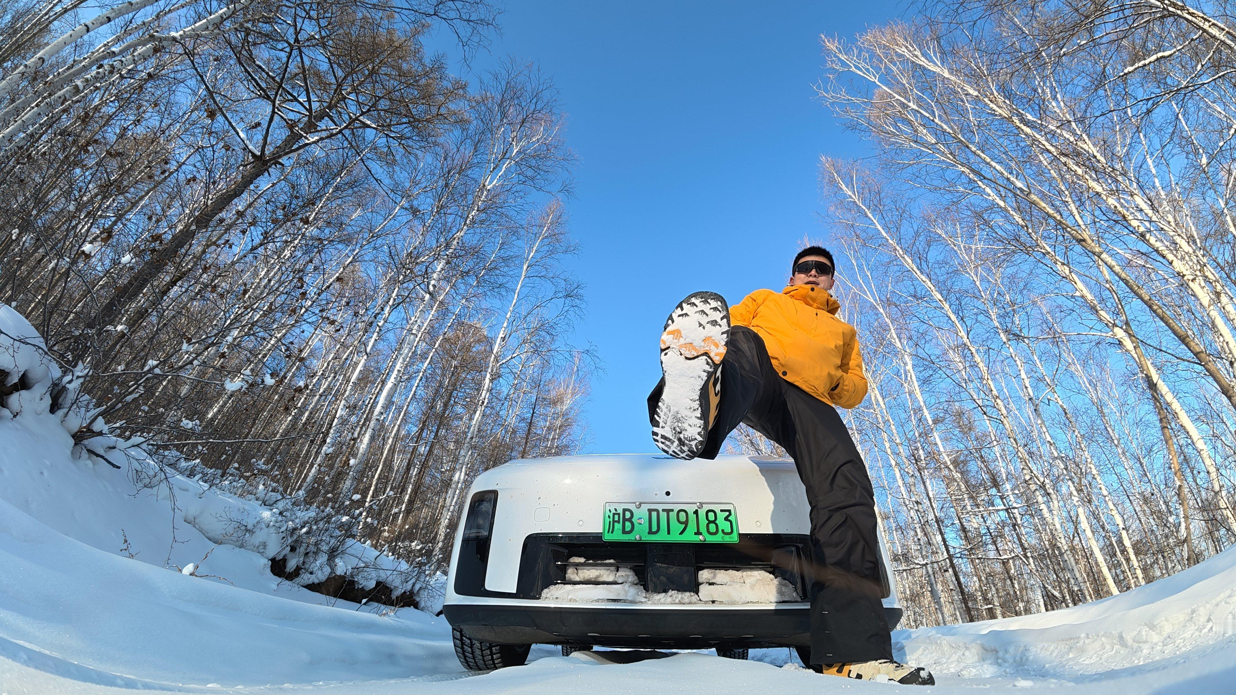 在满归镇神经质的一个早上，开车上了凝翠山公园，雪下的有点厚，要沿着车辙印走，林子