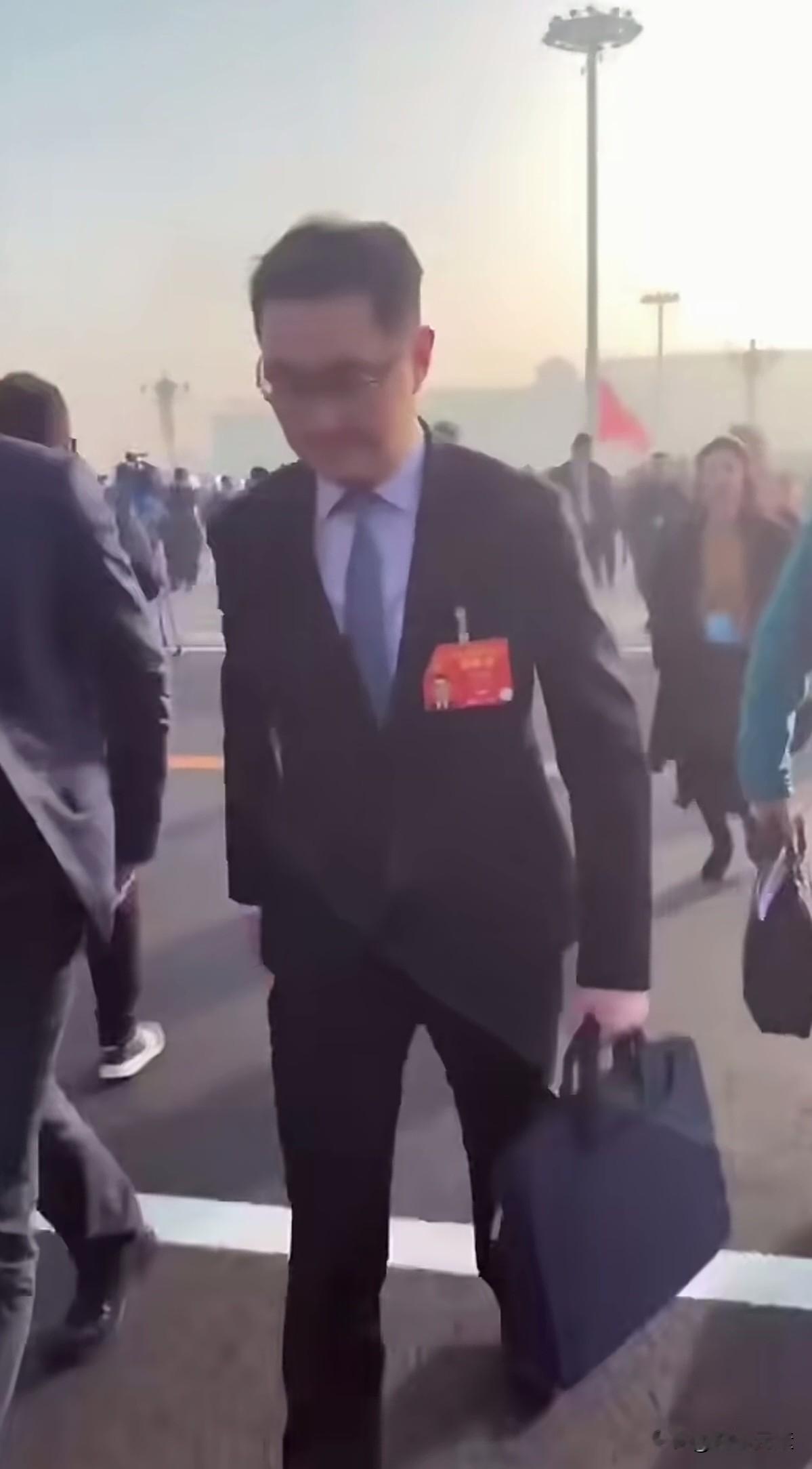 腾讯马化腾绝对是中国富豪里面最聪明绝顶的商人，他不像马云那样滔滔不绝，口若悬河；也不像雷军那样高调，