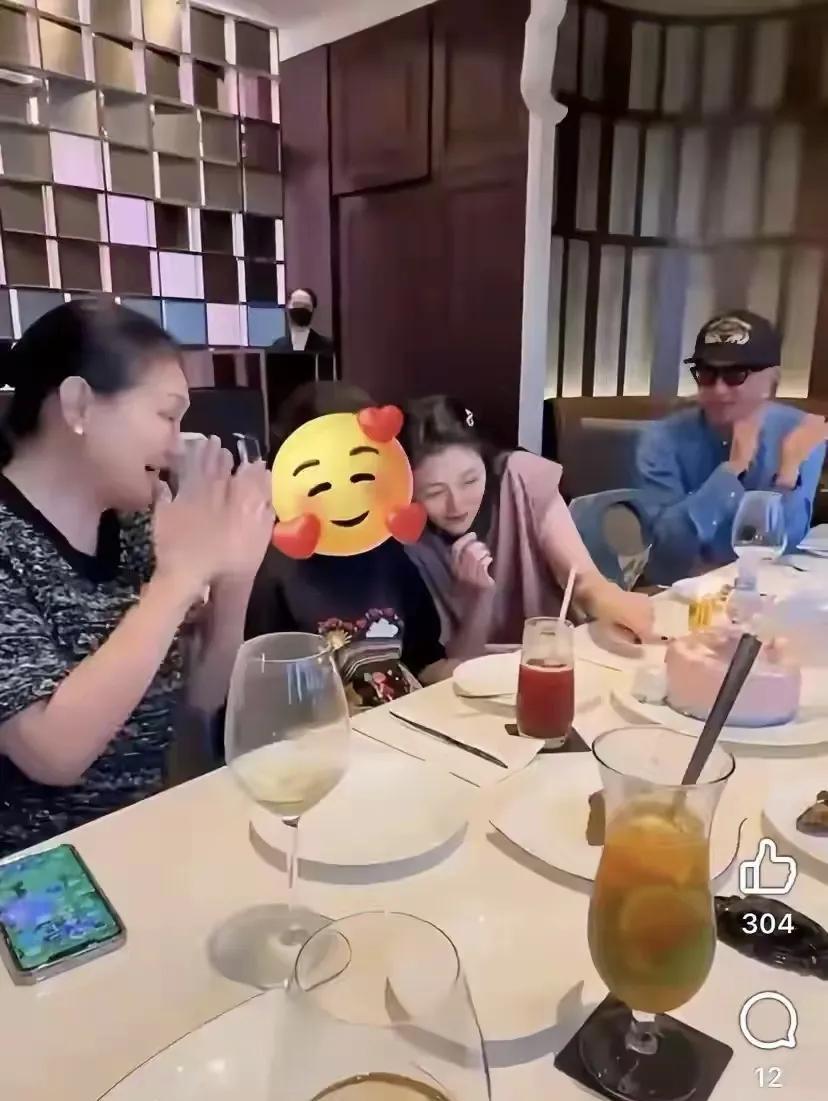 大S生前给女儿汪希玥庆祝生日真的太贴心了，大人们喝酒，小孩子只给喝饮料。因为大S