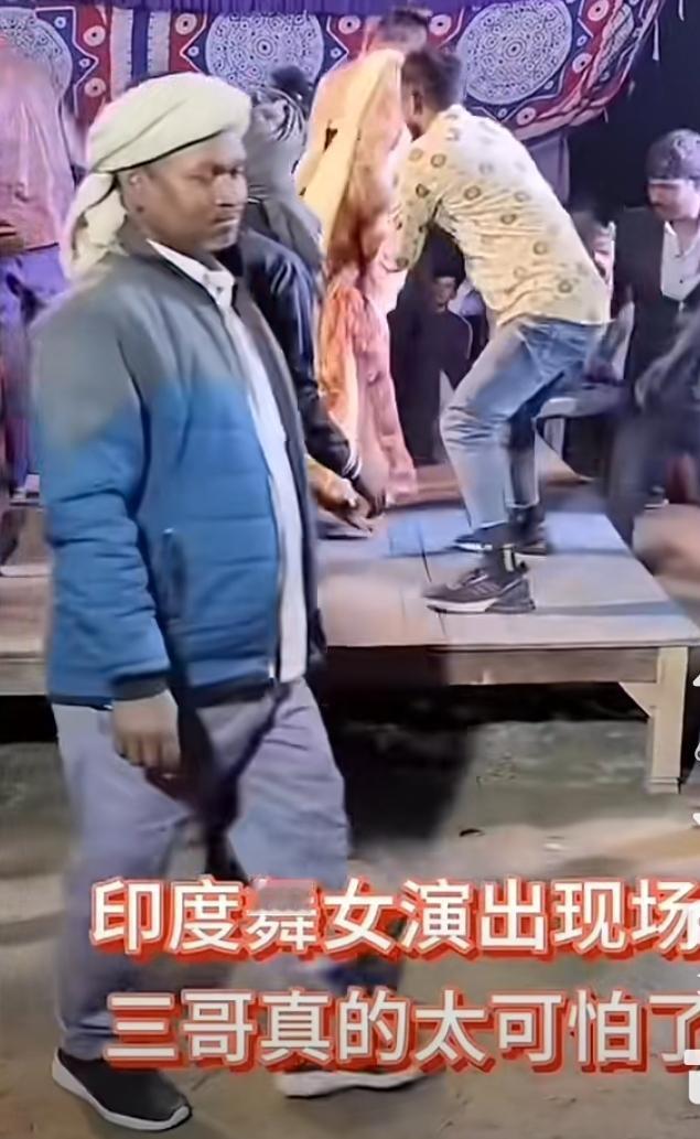 印度一歌舞团夜晚在乡间演出，一个女演员活生生被一男子从舞台上拽下，拖他黑暗的远处