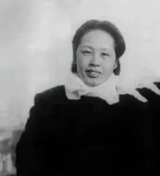 1949年，刘伯承听说原配还活着，并且日子过得很艰苦，就托人给她带信，想把她接到