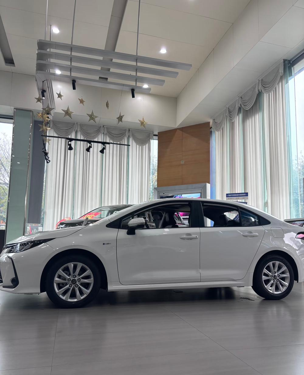 卡罗拉的口碑和销量，在紧凑型车里算是靠上了。全球卖了快几千万辆，路上十辆车里