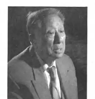 1942年，一名伪军师长派人送给粟裕一把伞，粟裕疑惑地打开伞一看，里面竟藏了一张