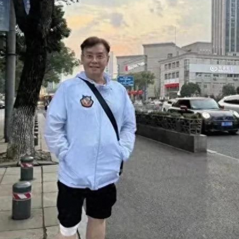 谭咏麟75岁独饮咖啡：“筷子腿+苹果肚”背后的岁月痕迹