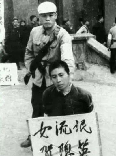 1977年的一天，某地的街头人山人海，所有人的目光都聚焦在一群死刑犯身上，因为他