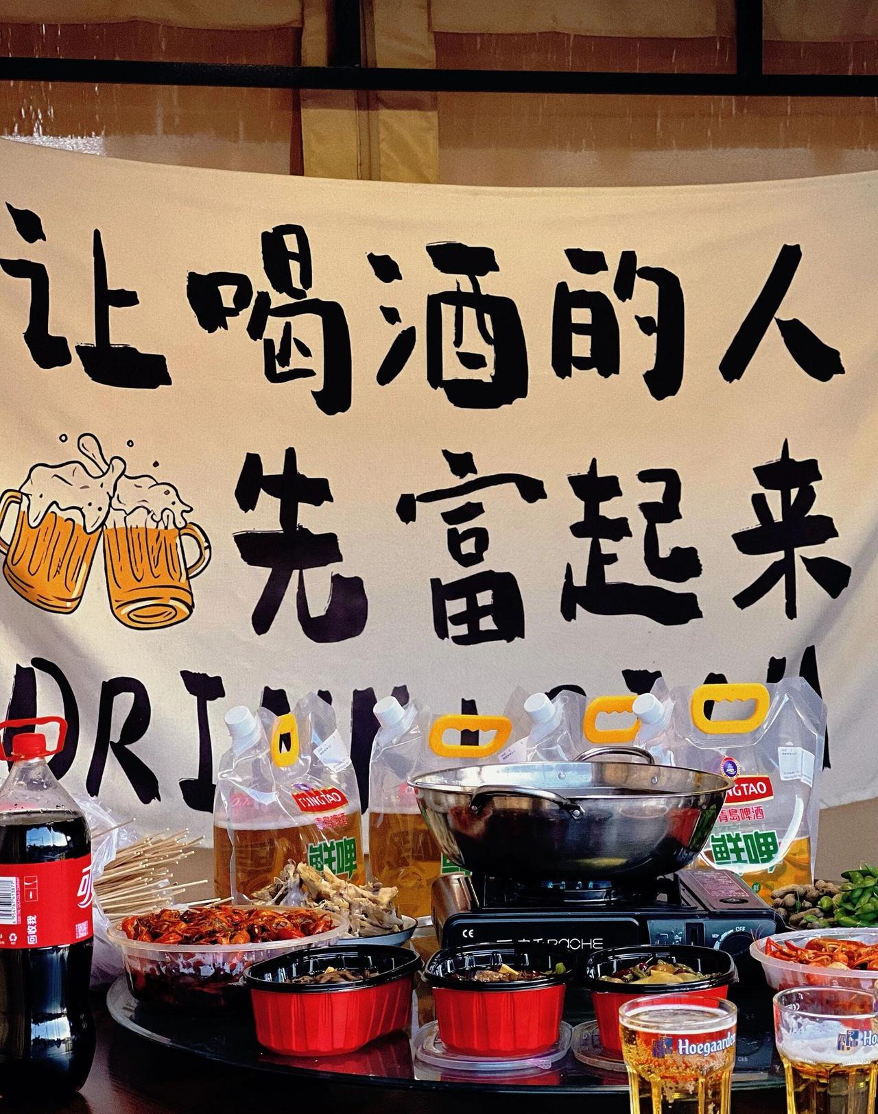 火锅店老板太会了，把喝酒的人一顿猛夸，那他家的酒水消费还不得翻番啊？生意肯定火。