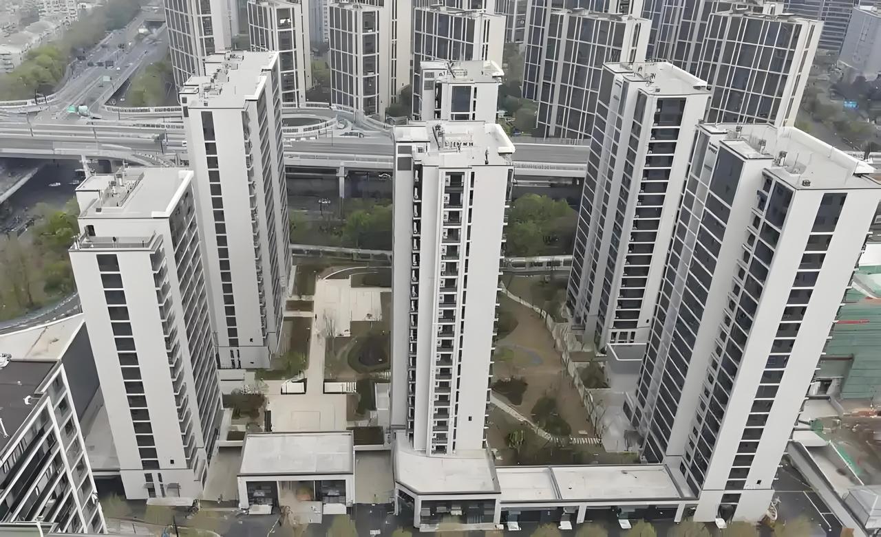 杭州莫邪塘铁路新村，是拆是改？网友提问。杭州莫邪塘铁路新村已经是过去式了——整