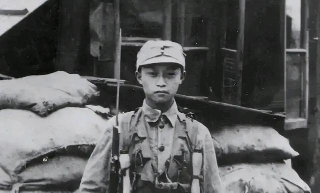 1938年，台儿庄战役，16岁的“狼兵”韦容松正在巡逻，途中他碰到了由6名日军组