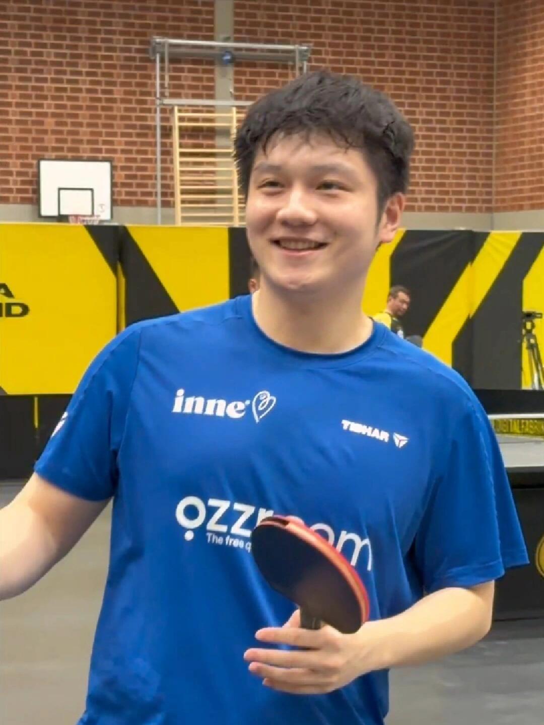 樊振东真的是好样的，面对谁都喜笑颜开，这才是我们追随的星，骨子里面美好！小蓝孩