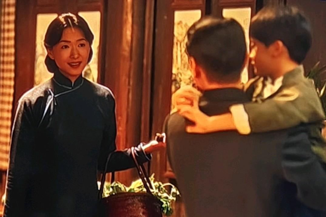 《八千里路云和月》里，丁玉娇在曾雪飞带领下向党旗宣誓，孟万福见证她成为共产党员这