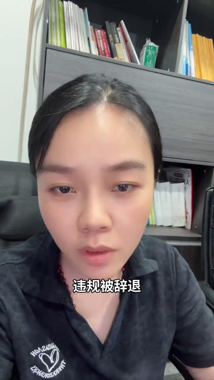 上个星期发生了一件特别讽刺的事，就是我朋友的单位三个大厅在岗的合同工上班玩手机，