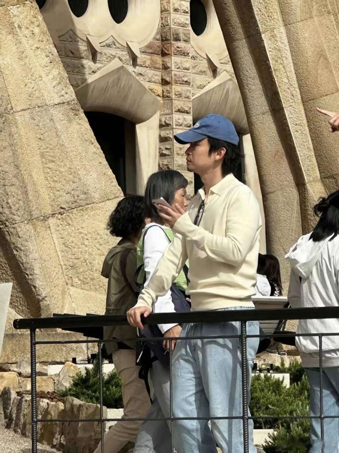 31岁董子健在国外度假，打扮土气成熟，满脸沧桑，一点也不像明星​​​
