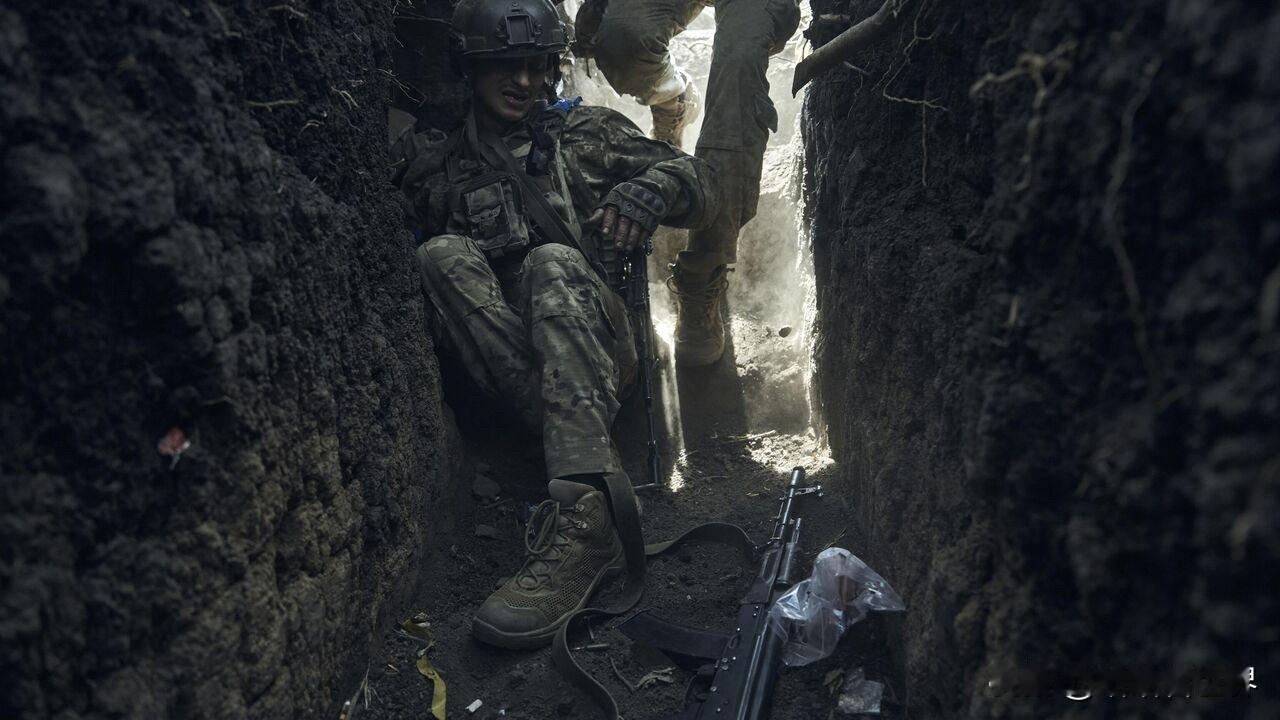 乌军摆拍丑态毕露！俄罗斯媒体11月13日报道，在俄罗斯国防部公布的一段视频，