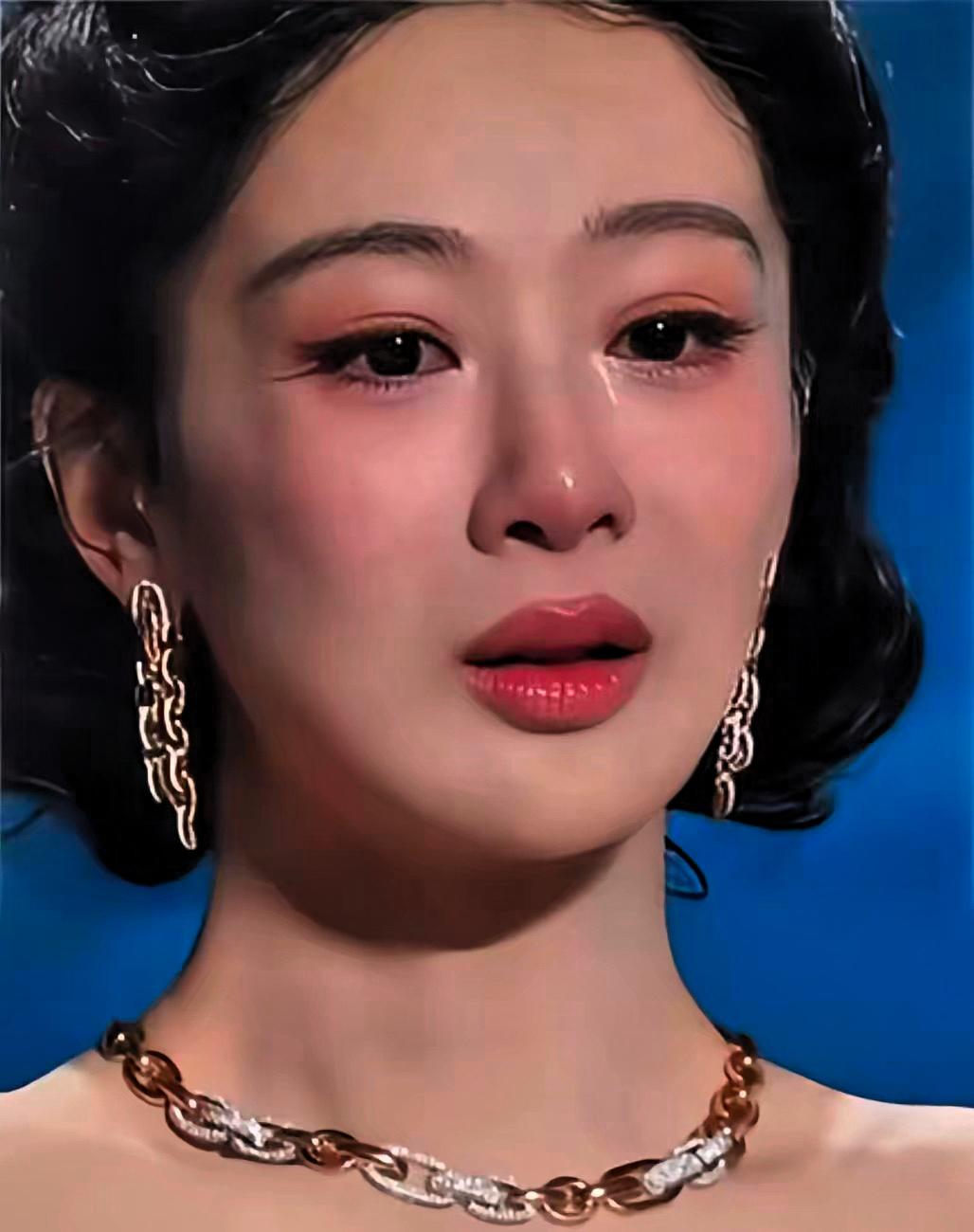杨紫这一哭，可把珠宝商和礼服商整着急了，明明是想给自己品牌打个广告的，偏偏杨紫一