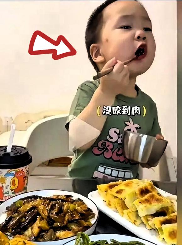 一个被妈妈宣称2023年出生、至今不过两岁多的小男孩米乐，到底是几岁，是不是