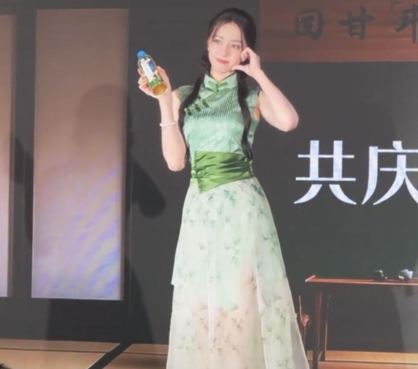 迪丽热巴6月22日参加活动的造型美照一出来，直接惊艳众人！她身着翠绿旗袍裙亮相