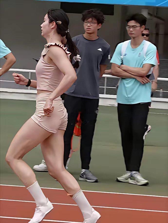 她要是学学吴艳妮，现在的名气，肯定是体育巨星级别的