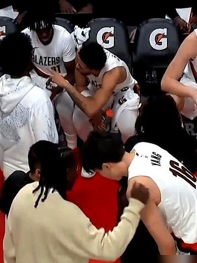 这孩子到底啥情况，老将都抢着教？开拓者暂停，老将霍勒迪不带重点培养的亨德森，