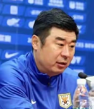 韩鹏真的没错吗？韩鹏与宿茂臻集体辞职，一句“我先撤了”让球迷唏嘘。韩鹏作为泰